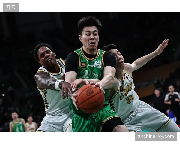 张镇麟加盟上海后场均贡献4.7个篮板，有效提升了球队锋线位置的篮板球保护能力